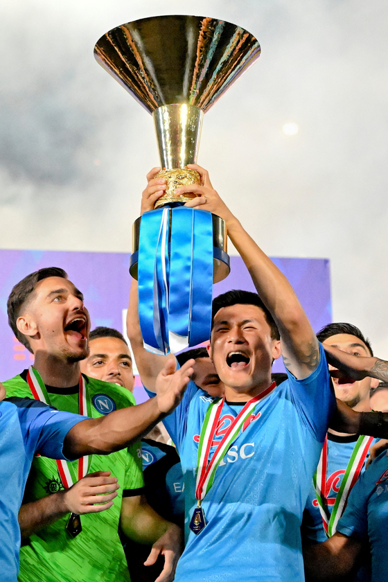 Kim Min-Jae lifts the trophy as he celebrates with teammates after winning the Serie A title at Stadio Diego Armando Maradona in Naples, Italty. [REUTERS/YONHAP]