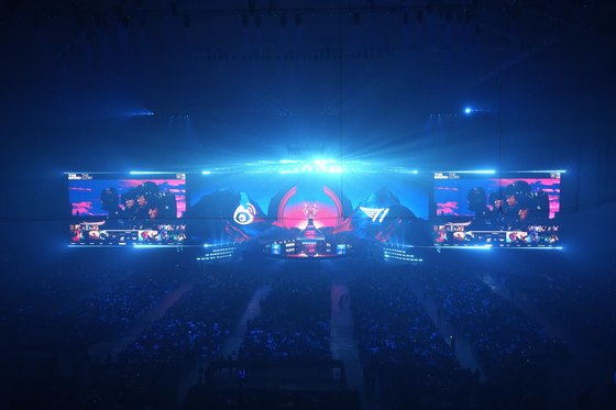 Members of team T1 are seen on the screens during the final round of the 2023 League of Legends World Championship against China's Weibo Gaming at Gocheok Sky Dome in western Seoul on Nov. 19. [AP/YONHAP]