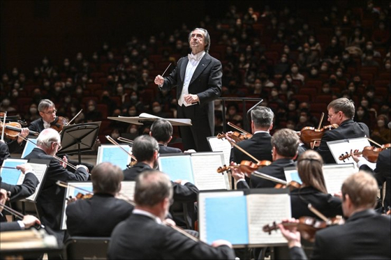 Conductor Riccardo Muti conducts the Vienna Philharmonic Orchestra at the Sejong Center for the Performing Arts, central Seoul, in 2021. [SEJONG CENTER FOR THE PERFORMING ARTS]