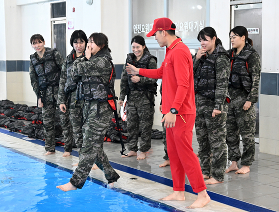 Modern pentathlete Kim Sun-woo steps into the pool for a training exercise held at the 1st Marine Division in Pohang, North Gyeongsang from Dec. 18 to 20. [KSOC]