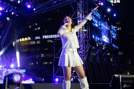 Rapper Lee Young-ji performs at a ceremony to mark the start of the torch relay for the 2023 Gangwon Youth Olympics in Seoul Plaza in central Seoul on Wednesday.  [GANGWON YOUTH OLYMPICS ORGANIZING COMMITTEE]