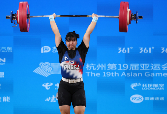 Korean weightlifter Jung A-ram competes in the women's 87-kilogram divison at the Hangzhou Asian Games held at Xiaoshan Sports Centre Gymnasium in Hangzhou, China on Friday. [XINHUA/YONHAP] 