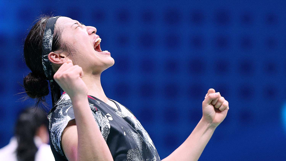 Korea's An Se-young celebrates after beating China's Chen Yufei in the women's individual badminton final at Binjiang Gymnasium in Hangzhou, China on Saturday. An is the first Korean badminton player to win the women's title since 1994.  [NEWS1]