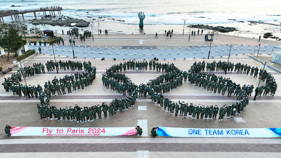 Members of the Korean national team pose in the shape of the Olympic rings during a Marine Corps. boot camp at Homigot in Pohang, North Gyeongsang on Tuesday.  [NEWS1]