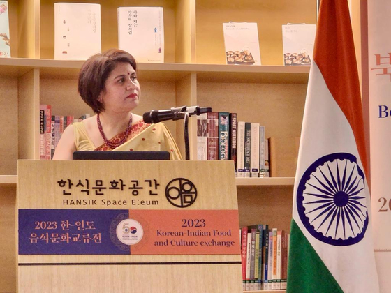 Surabhi Kumar, spouse of the Indian ambassador to Korea, speaks at the Hansik Space E:eum in Seoul about Indian cuisines, ingredients and spices on Dec. 8. [EMBASSY OF INDIA IN KOREA]