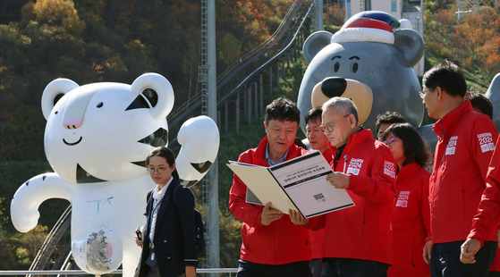 Minister of Culture, Sports and Tourism Yoo In-chon, second from right in the front row, inspects the Alpensia Sports Park Ski Jump Center in Pyeongchang, Gangwon on Oct. 18.  [NEWS1]