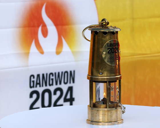 The Olympic flame is placed in front of a Gangwon 2024 banner in Chuncheon, Gangwon on Nov. 6 after reentering the province following a torch relay through five different Korean cities.  [YONHAP]
