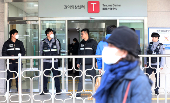 Police officers guard the entrance of Pusan National University Hospital in Busan, where Democratic Party chief Lee Jae-myung has been hospitalized after being stabbed on Tuesday. [NEWS1]