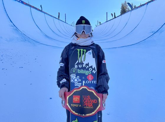 Snowboarder Choi Ga-on poses for a photo after winning the International Ski and Snowboard Federation World Cup on Saturday at Copper Mountain in Colorado. [NEWS1] 