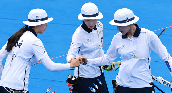 The Korean team celebrate during the final of the Asian Games women's recurve archery contest against China in Hangzhou, China on Friday.  [YONHAP]