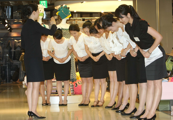 University students receive “kindness training” at a department store in Seoul in 2009. [OH JONG-TAEK]