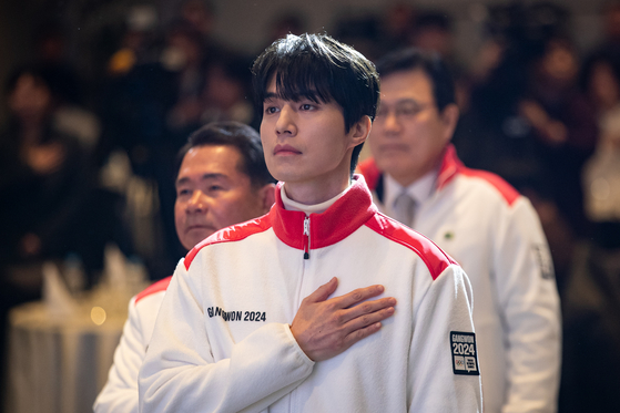 Actor Lee Dong-wook takes part in the inauguration ceremony for the volunteer corps for the 2024 Gangwon Winter Youth Olympics at Seoul Olympic Parktel in southern Seoul on Monday.  [NEWS1]