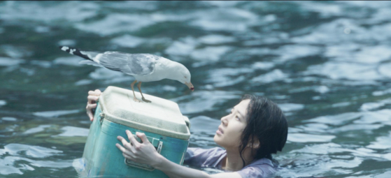 In the tvN drama ″Castaway Diva,″ a scene where the protagonist Seo Mok-ha, played by actor Park Eun-bin, talks to a seagull is depicted through VFX technology [DIGITAL IDEA]