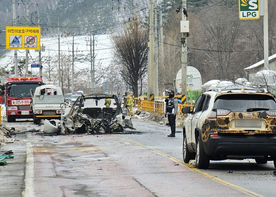 The National Forensic Service, Korea Gas Safety Corporation, police and fire authorities conduct a joint investigation Tuesday where a gas explosion occurred at an LPG charging station in Pyeongchang County, Gangwon, on Monday night. The investigators believe a gas leakage may have been the cause. The explosion injured five people and left a 300-meter-wide burn mark. [YONHAP]
