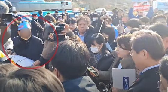 The man in his 50s, who attacked Democratic Party leader Lee Jae-myung on Tuesday during his visit to Busan's Gadeok Island, approaches Lee before he attacks the DP leader. [SCREEN CAPTURE]