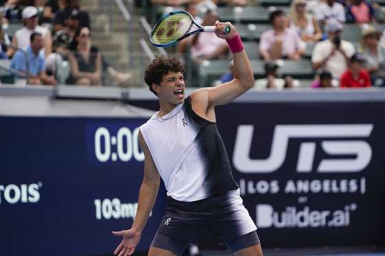 Ben Shelton reacts during his semifinals game against Wu Yibing at the Ultimate Tennis Showdown in Carson, California in July. [AP/YONHAP]