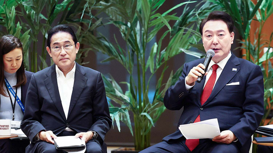 President Yoon Suk Yeol, right, speaks with Japanese Prime Minister Fumio Kishida at a forum at Stanford University in California on Nov. 17, 2023. The event was organized on the sidelines of an Asia-Pacific Economic Cooperation leaders' meeting. [YONHAP] 