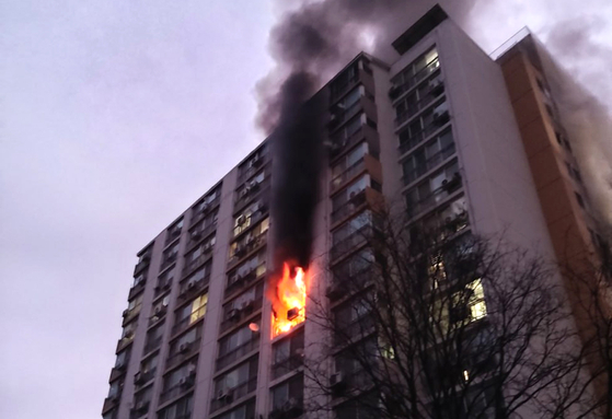 A fire breaks out on the ninth floor of the apartment building in Gunpo, Gyeonggi on Tuesday morning. [GYEONGGI-DO FIRE SERVICES]