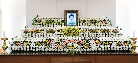 Actor Lee Sun-kyun's funeral altar is set up at the Seoul National University Hospital's funeral home in Jongno District, central Seoul, on Wednesday. [YONHAP]