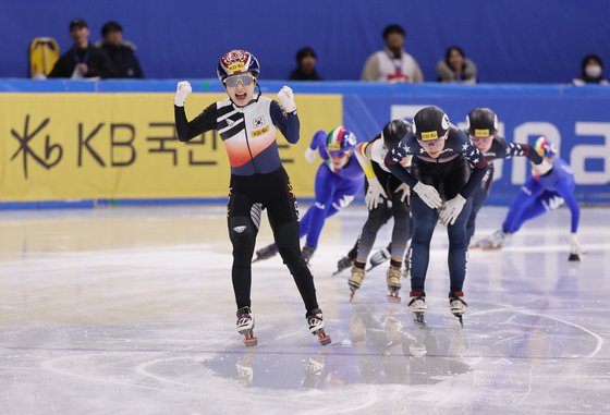Korea’s Kim Gil-li, 19, wins the second women’s 1,500-meter final of the International Skating Union World Cup at Mokdong Ice Rink in western Seoul on Sunday. [NEWS1]