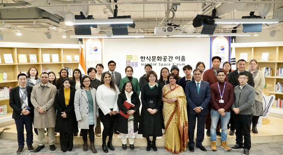 Surabhi Kumar, spouse of Indian ambassador to Korea, fourth from right, with Amit Kumar, Indian ambassador to Korea, third from right, and culinary experts and students gather at the Hansik Space E:eum in Seoul to hear from Kumar about Indian cuisines, ingredients and spices on Dec. 8. [EMBASSY OF INDIA IN KOREA]