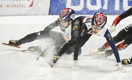 Korea's Park Ji-won, front, collides with teammate Hwang Dae-heon during the 1000-meter final race at the ISU World Cup Short Track Speed Skating tournament in Montreal on Sunday. [AP/YONHAP]