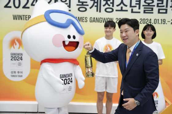 2024 Gangwon Youth Olympics Organizing Committee Cochairperson Jin Jong-oh carries the Olympic flame after its arrival in Korea on Oct. 8. [GANGWON YOUTH OLYMPICS ORGANIZING COMMITTEE]