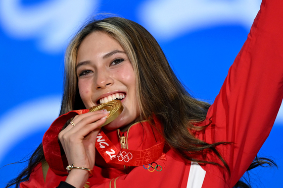 China's Eileen Gu celebrates on the podium during the women's big air medal ceremony in Beijing on Feb. 8, 2022. [AFP/YONHAP]