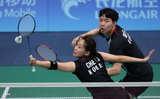 Korea's Seo Seung-jae and Chae Yu-jung take bronze in the mixed doubles badminton tournament on Friday after losing to China in the semifinal round of the Hangzhou Asian Games. [YONHAP]