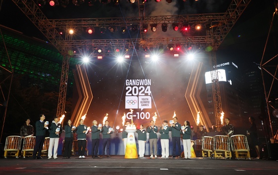 The 2024 Gangwon Youth Olympics officials including Organizing Committee Co-heads Jin Jong-oh and Lee Sang-hwa, Minister of Culture, Sports and Tourism Yu In-chon, Gangwon Governor Kim Jin-tae alongside Seoul Mayor Oh Se-hoon pose for a photo during a nationwide torch relay held at Seoul Plaza in central Seoul on Wednesday. [YONHAP] 