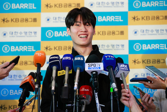 Hwang Sun-woo talks to reporters at Incheon International Airport ahead of his depatrue to Australia on Wednesday. [NEWS1] 
