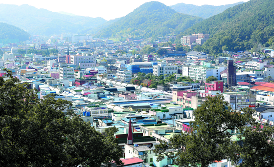 Photo of Gongju in South Chungcheong. The Ministry of the Interior and Safety designated 89 de-populating localities on Oct. 18, 2021. The government in 2021 decided to invest a trillion won ($765 million) to save those regions from extinction. In South Chungcheong, there are nine population-decreasing regions, including the cities of Gongju, Nonsan and Boryeong, and Buyeo and Cheongyang counties. [YONHAP] 