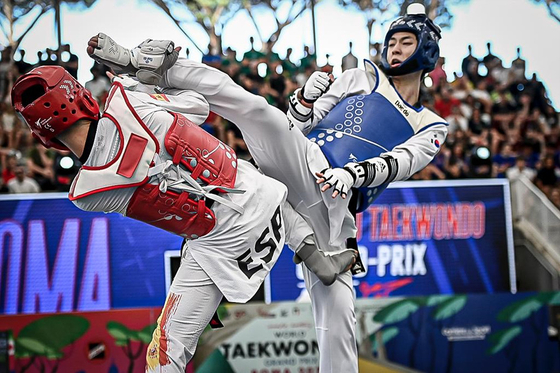 Jang Jun, right, kicks Adrian Vicente of Spain in the men's flyweight semifinals of the World Taekwondo Grand Prix at the Foro Italico in Rome, Italy on Saturday. [WORLD TAEKWONDO]