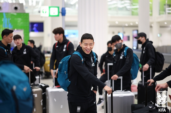 Kim Tae-hwan, center, arrives with most of his Korean national team teammates at Dubai International Airport in Dubai, United Arab Emirates, on Wednesday. Korea will face Iraq in a friendly in the UAE on Saturday before flying to Qatar for the AFC Asian Cup.  [YONHAP]