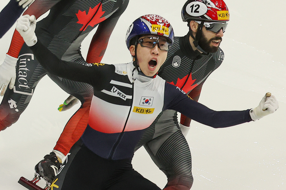 Park Ji-won celebrates after finishing the men's 1,500 meters in first place at the World Short Track Speed Skating Championships in Yangcheon District, western Seoul on Saturday. [YONHAP] 