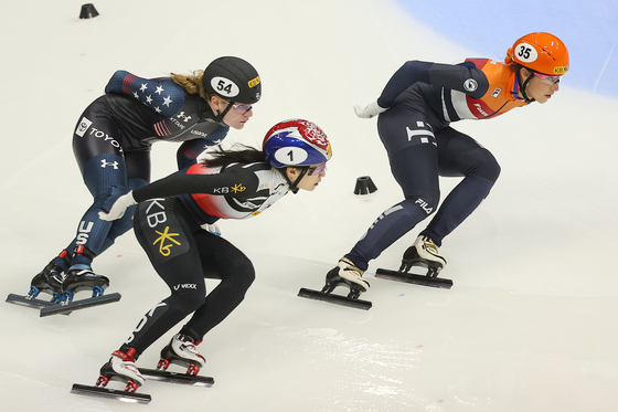 Choi Min-jeong, center, skates during the final of the 1,500 meters at the World Short Track Speed Skating Championships in Yangcheon District, western Seoul on Saturday. [YONHAP] 