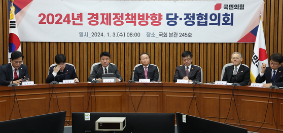 People Power Party chief policymaker Rep. Yu Eui-dong, third from left, speaks during a consultative meeting with senior government officials including Finance Minister Choi Sang-mok, third from right, on Wednesday at the National Assembly in western Seoul. [NEWS1]