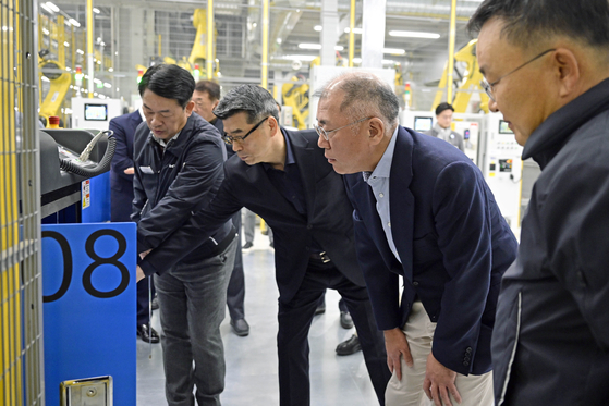 Hyundai Motor Group Executive Chair Euisun Chung inspects Kia's first EV-dedicated plant in Gwangmyeong, Gyeonggi, on Wednesday. [HYUNDAI MOTOR]