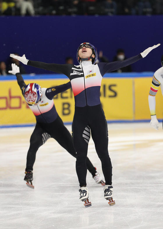 Park Ji-won, right, celebrates after finishing the men's 1,000-meter final in first at the World Short Track Speed Skating Championships in Yangcheon District, western Seoul on Sunday. [NEWS1] 