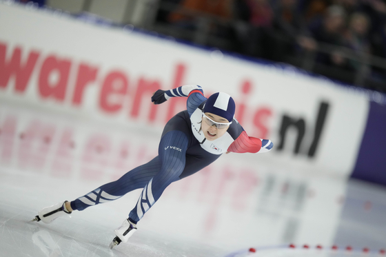 Kim Min-sun skates during the women's 1,000 meters at the International Skating Union's World Skating Championships at Thialf ice arena in Heerenveen, the Netherlands on Saturday [AP/YONHAP]