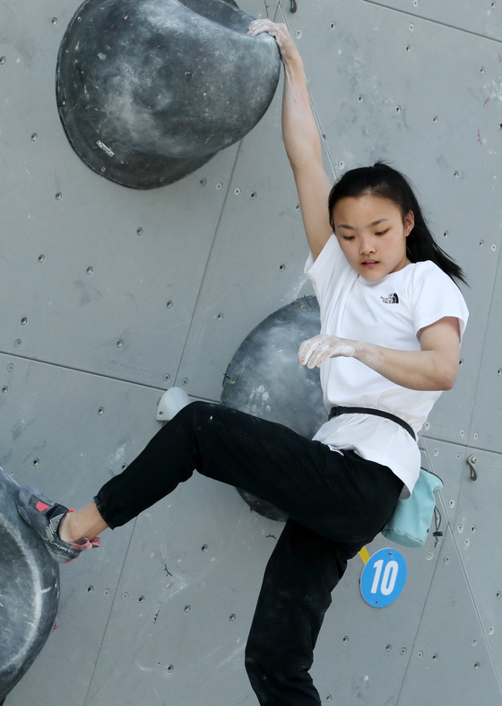 Seo Chae-hyun competes during the sports climbing national squad selection contest at Gangnam Sports Climbing Center in Gangnam District, southern Seoul on April 9. [NEWS1]