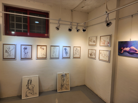 Exhibition by the nude croquis club, titled “Beyond the Line,” held at Seokmodo Gallery in Incheon, on Dec. 2 [YOO JU-HYUN] 