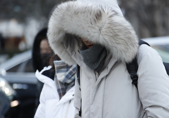Bundled-up commuters head to their workplaces from Gwanghwamun Sqaure in downtown Seoul on Dec. 22, 2023. [NEWS1] 