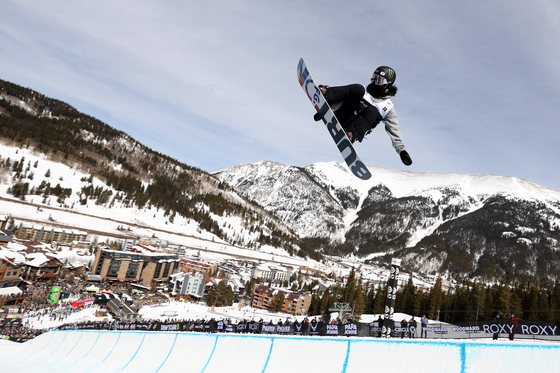 Choi Ga-on competes during the women's snowboard superpipe final on day two of the Dew Tour at Copper Mountain on Saturday in Copper Mountain, Colorado.  [AFP/YONHAP]