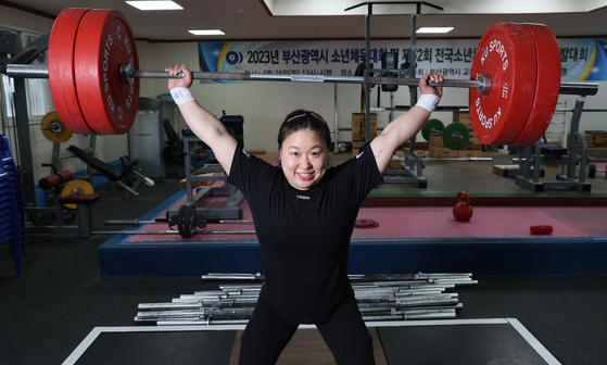 Kim Su-hyeon poses for a photo during an interview with the JoongAng Ilbo at Busan Sajik Sports Complex in Busan on May 26. [JOONGANG ILBO] 