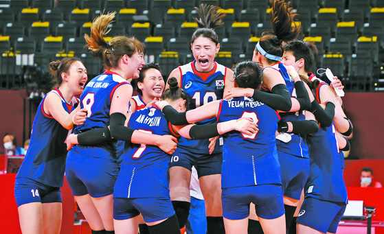 The Korean women's volleyball team celebrates after advancing to the quarterfinals at the 2020 Tokyo Olympics with a 3-2 victory over Japan in Pool A at Ariake Arena in Tokyo, Japan on July 31, 2021. [JOINT PRESS CORPS]