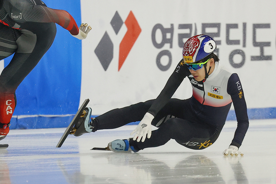 Lee June-seo slips during the semifinal of the 500 meters at the World Short Track Speed Skating Championships in Yangcheon District, western Seoul on Saturday. [YONHAP] 