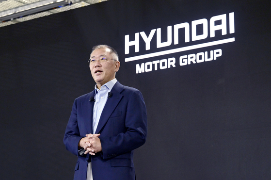Hyundai Motor Group Executive Chair Euisun Chung delivers a New Year message at Kia AutoLand in Gwangmyeong, Gyeonggi, on Wednesday. [HYUNDAI MOTOR]