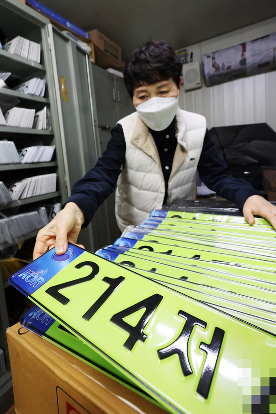 Light green license plates on display at a local district office in Gwangju. Company-owned cars worth more than 80 million won ($61,100) are required to have light green license plates, in line with the Ministry of Land, Infrastructure and Transport's amendment effective Monday. The revision is intended to prevent business owners from evading taxes by purchasing luxury supercars as fleet vehicles and using them for personal use. A fleet vehicle is a type of car that is owned or leased by a business. [YONHAP]