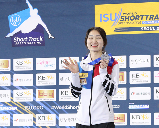 Choi Min-jeong poses for a photo after winning a silver medal in the women's 1,000 meters at the World Short Track Speed Skating Championships in Yangcheon District, western Seoul on Sunday. [NEWS1] 